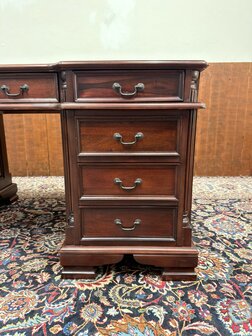 Klassiek-Oud-Engels-Antiek-Chesterfield-Bureau-Desk-Mahoniehout-met-Groen-Lederen-Inleg