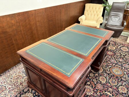 Klassiek-Oud-Engels-Antiek-Chesterfield-Bureau-Desk-Mahoniehout-met-Groen-Lederen-Inleg