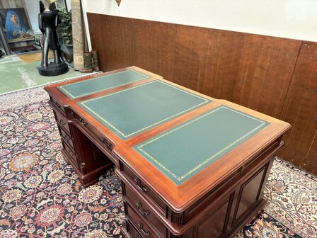Klassiek-Oud-Engels-Antiek-Chesterfield-Bureau-Desk-Mahoniehout-met-Groen-Lederen-Inleg