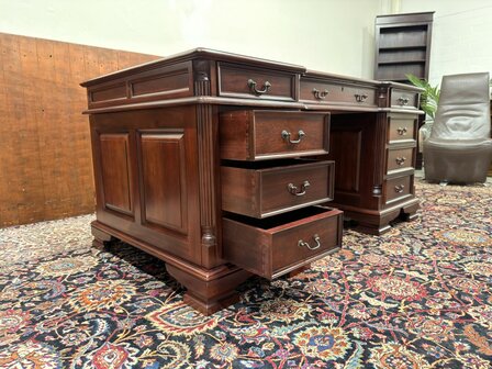 Klassiek-Oud-Engels-Antiek-Chesterfield-Bureau-Desk-Mahoniehout-met-Groen-Lederen-Inleg