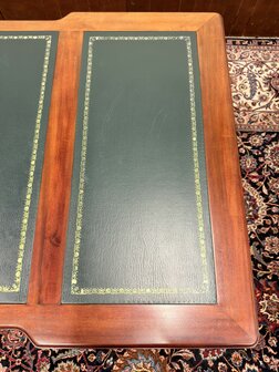 Klassiek-Oud-Engels-Antiek-Chesterfield-Bureau-Desk-Mahoniehout-met-Groen-Lederen-Inleg
