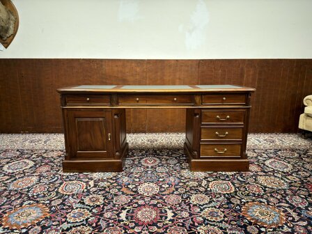 Klassiek-Oud-Antiek-Engels-Chesterfield-Mahoniehout-Mahonie-Smal-Ondiep-Bureau-Desk-met-Groen-Lederen-Inleg