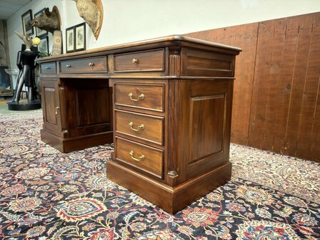 Klassiek-Oud-Antiek-Engels-Chesterfield-Mahoniehout-Mahonie-Smal-Ondiep-Bureau-Desk-met-Groen-Lederen-Inleg