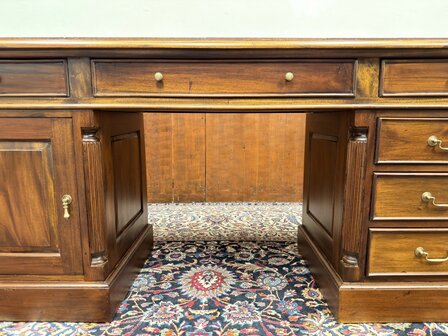 Klassiek-Oud-Antiek-Engels-Chesterfield-Mahoniehout-Mahonie-Smal-Ondiep-Bureau-Desk-met-Groen-Lederen-Inleg