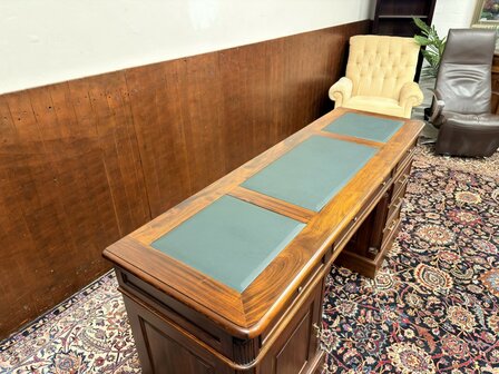 Klassiek-Oud-Antiek-Engels-Chesterfield-Mahoniehout-Mahonie-Smal-Ondiep-Bureau-Desk-met-Groen-Lederen-Inleg
