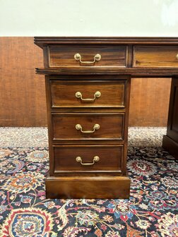 Antiek-Oud-Engels-Klassiek-Chesterfield-Bureau-Desk-Mahoniehout-met-Groen-Leder