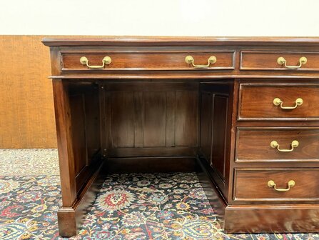 Klassiek-Antiek-Engels-Oud-Chesterfield-Desk-Bureau-Mahoniehout-Groen-Lederen-Inleg-met-Achterschot