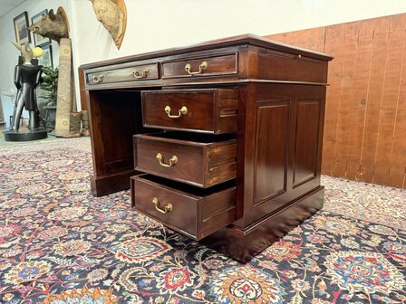 Klassiek-Antiek-Engels-Oud-Chesterfield-Desk-Bureau-Mahoniehout-Groen-Lederen-Inleg-met-Achterschot