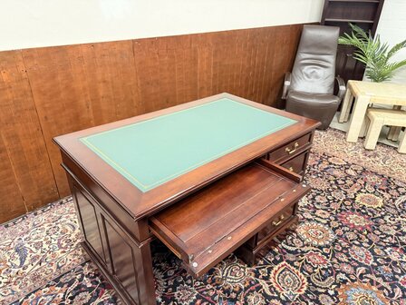 Klassiek-Antiek-Engels-Oud-Chesterfield-Desk-Bureau-Mahoniehout-Groen-Lederen-Inleg-met-Achterschot