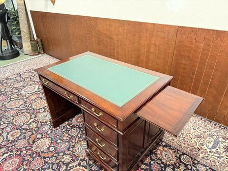 Klassiek-Antiek-Engels-Oud-Chesterfield-Desk-Bureau-Mahoniehout-Groen-Lederen-Inleg-met-Achterschot