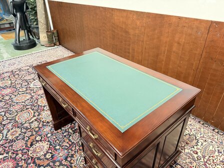 Klassiek-Antiek-Engels-Oud-Chesterfield-Desk-Bureau-Mahoniehout-Groen-Lederen-Inleg-met-Achterschot