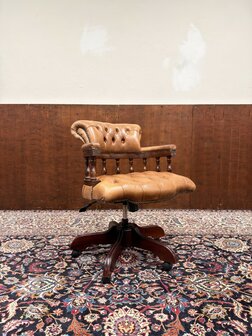 Klassiek-Antiek-Engels-Oud-Chesterfield-Mahonie-Bureaustoel-Captain-Chair-Cognac-Leder