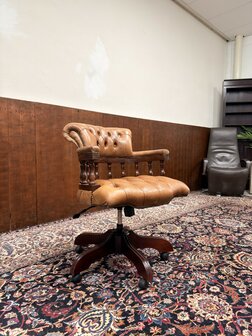 Klassiek-Antiek-Engels-Oud-Chesterfield-Mahonie-Bureaustoel-Captain-Chair-Cognac-Leder