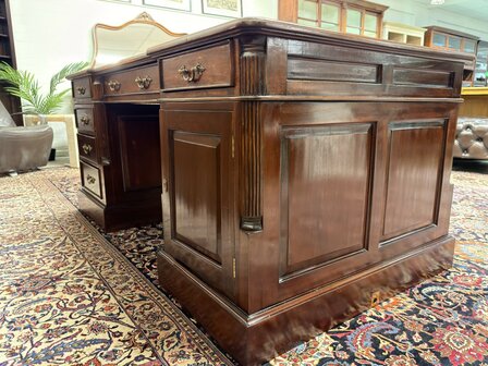 Klassiek-Antiek-Engels-Oud-Chesterfield-Mahonie-Bureau-Desk-Partnerdesk-met-Groen-Leder-Ingelegd