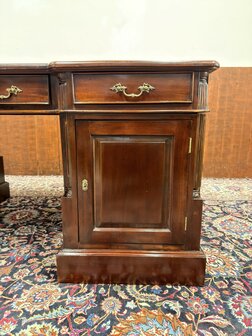 Klassiek-Antiek-Engels-Oud-Chesterfield-Mahonie-Bureau-Desk-Partnerdesk-met-Groen-Leder-Ingelegd