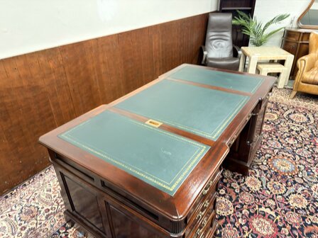 Klassiek-Antiek-Engels-Oud-Chesterfield-Mahonie-Bureau-Desk-Partnerdesk-met-Groen-Leder-Ingelegd