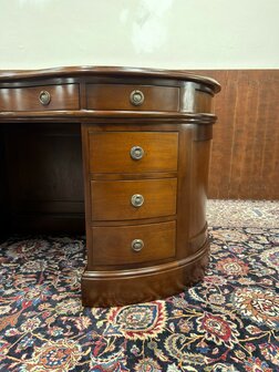 Klassiek-Engels-Antiek-Oud-Chesterfield-Ovaal-Nier-Vormig-Bureau-Desk-met-Groen-Lederen-Inleg