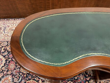 Klassiek-Engels-Antiek-Oud-Chesterfield-Ovaal-Nier-Vormig-Bureau-Desk-met-Groen-Lederen-Inleg