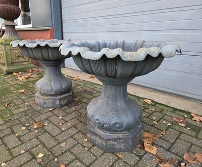 Klassieke-gietijzeren-tuinvaas-bloembak-vaas-met-golvende-rand-3