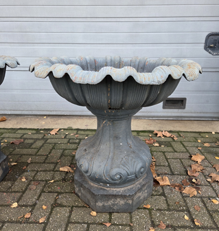 Klassieke-gietijzeren-tuinvaas-bloembak-vaas-met-golvende-rand-7