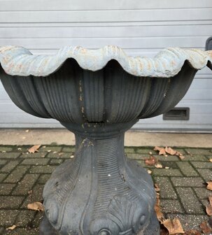 Klassieke-gietijzeren-tuinvaas-bloembak-vaas-met-golvende-rand-9