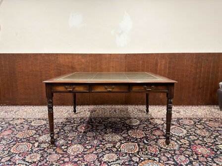 Klassiek-Antiek-Engels-Oud-Chesterfield-Schrijftafel-Bureau-Partnerdesk-met-Groen-Leder-Ingelegd
