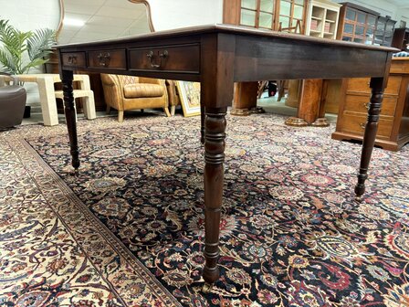 Klassiek-Antiek-Engels-Oud-Chesterfield-Schrijftafel-Bureau-Partnerdesk-met-Groen-Leder-Ingelegd