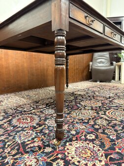 Klassiek-Antiek-Engels-Oud-Chesterfield-Schrijftafel-Bureau-Partnerdesk-met-Groen-Leder-Ingelegd