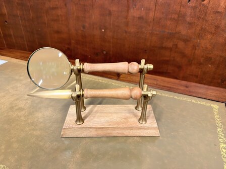 Antiek-klassiek-messing-vergroot-glas-loep-en-briefopener-op-houten-standaard-1