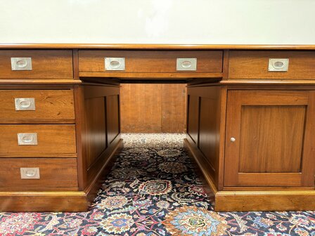 Groot-Klassiek-Engels-Antiek-Oud-Chesterfield-Bureau-Desk-Partnerdesk-met-Zwart-Leder-Ingelegd