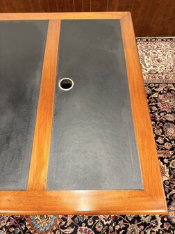 Groot-Klassiek-Engels-Antiek-Oud-Chesterfield-Bureau-Desk-Partnerdesk-met-Zwart-Leder-Ingelegd