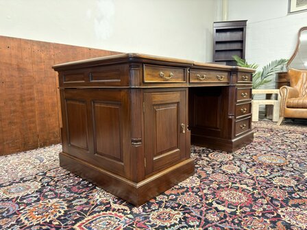 Klassiek-Antiek-Oud-Engels-Chesterfield-Bureau-Desk-Partnerdesk-met-Groen-Leder-Ingelegd