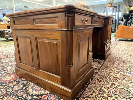 Klassiek-Antiek-Oud-Engels-Chesterfield-Bureau-Desk-Partnerdesk-met-Groen-Leder-Ingelegd