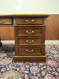 Klassiek-Antiek-Oud-Engels-Chesterfield-Bureau-Desk-Partnerdesk-met-Groen-Leder-Ingelegd