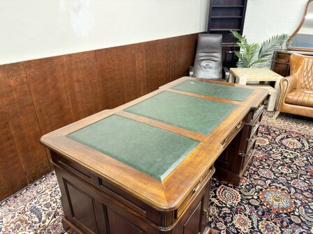 Klassiek-Antiek-Oud-Engels-Chesterfield-Bureau-Desk-Partnerdesk-met-Groen-Leder-Ingelegd