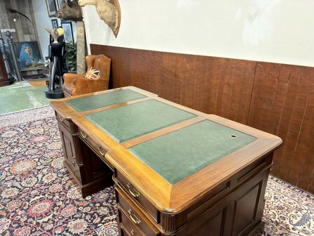Klassiek-Antiek-Oud-Engels-Chesterfield-Bureau-Desk-Partnerdesk-met-Groen-Leder-Ingelegd