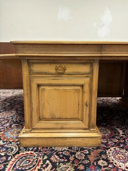 Klassiek-Antiek-Oud-Engels-Chesterfield-Bureau-Desk-met-Vergadertafel-en-Stoelen-merk-RAC