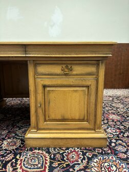 Klassiek-Antiek-Oud-Engels-Chesterfield-Bureau-Desk-met-Vergadertafel-en-Stoelen-merk-RAC