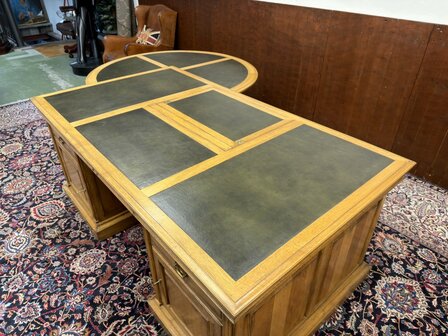 Klassiek-Antiek-Oud-Engels-Chesterfield-Bureau-Desk-met-Vergadertafel-en-Stoelen-merk-RAC