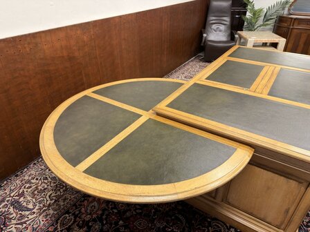 Klassiek-Antiek-Oud-Engels-Chesterfield-Bureau-Desk-met-Vergadertafel-en-Stoelen-merk-RAC