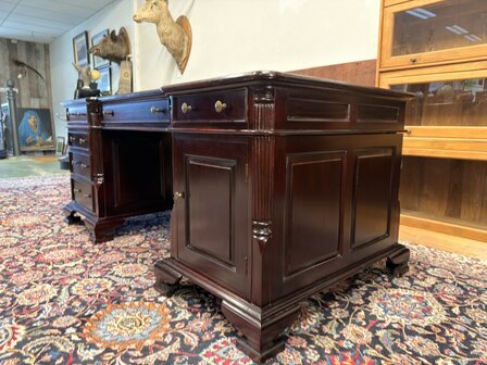 Klassiek-Engels-Antiek-Oud-Chesterfield-Bureau-Desk-Partnerdesk-met-Rood-Leder