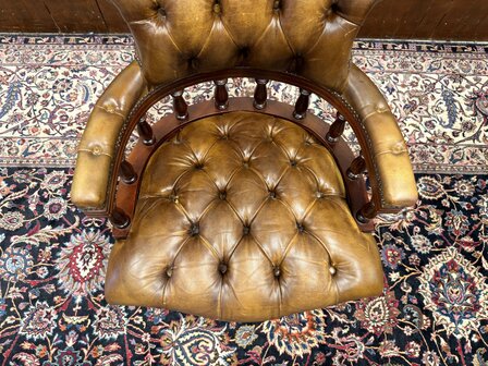 Klassiek-Engels-Antiek-Oud-Chesterfield-Bureaustoel-Stoel-Captain-Chair-Bruin-Leder
