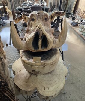 Houtsnijwerk-houtsculptuur-tuinbeeld-kunstwerk-van-een-penceel-zwijn-Pumba-Disney