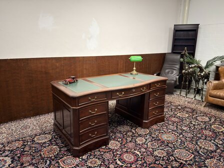 Klassiek-Engels-Antiek-Oud-Chesterfield-Bureau-Desk-Partnerdesk-met-Groen-Leder