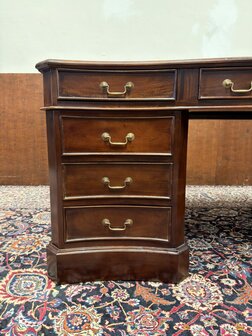 Klassiek-Engels-Antiek-Oud-Chesterfield-Bureau-Desk-Partnerdesk-met-Groen-Leder