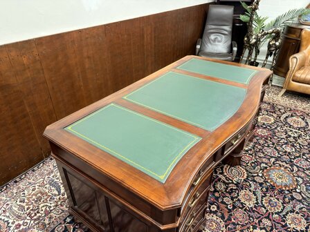 Klassiek-Engels-Antiek-Oud-Chesterfield-Bureau-Desk-Partnerdesk-met-Groen-Leder