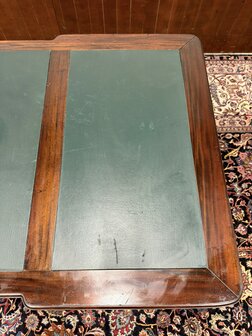 Klassiek-Antiek-Oud-Engels-Chesterfield-Mahonie-Bureau-Desk-Partnerdesk-Met-Groen-Leder