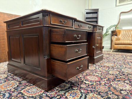 Klassiek-Engels-Antiek-Oud-Chesterfield-Mahoniehout-Bureau-Desk-Partnerdesk-Groen-Leder