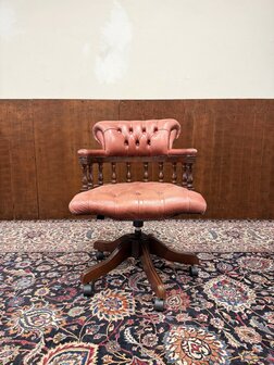Klassiek-Engels-Antiek-Oud-Chesterfield-Bureaustoel-Captain-Chair-Zalm-Kleurig