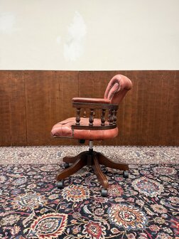 Klassiek-Engels-Antiek-Oud-Chesterfield-Bureaustoel-Captain-Chair-Zalm-Kleurig